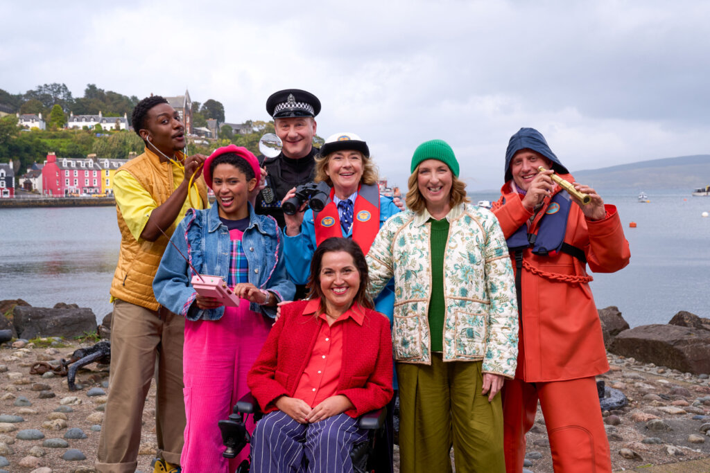 TX DATE:20-04-2026,TX WEEK:16,EMBARGOED UNTIL: 00:00:00,PEOPLE:Dr Ollie (CARL SPENCER), Ava Potts (DANIELLE JAM), PC Plum (ANDREW AGNEW), Edie McCredie (JULIET CADZOW), Penny Pocket (KIM TSERKEZIE), Miss Hoolie (JULIE WILSON NIMMO), 	Harbourmaster (WILLIAM ANDREWS),DESCRIPTION:,COPYRIGHT:Lionn TV Media Scotland,CREDIT LINE:BBC/Lion TV Media Scotland/Anne Binckebanck